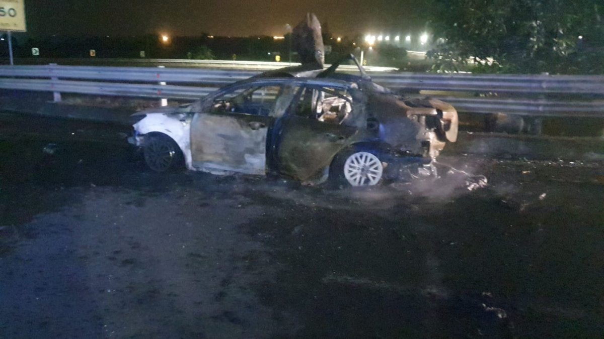 De manera simultánea explotaron dos vehículos en la provincia de El Oro.