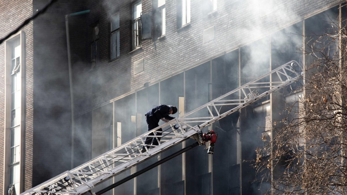 El incendio se registró en un edificio del distrito Marshalltown, en Johannesburgo.