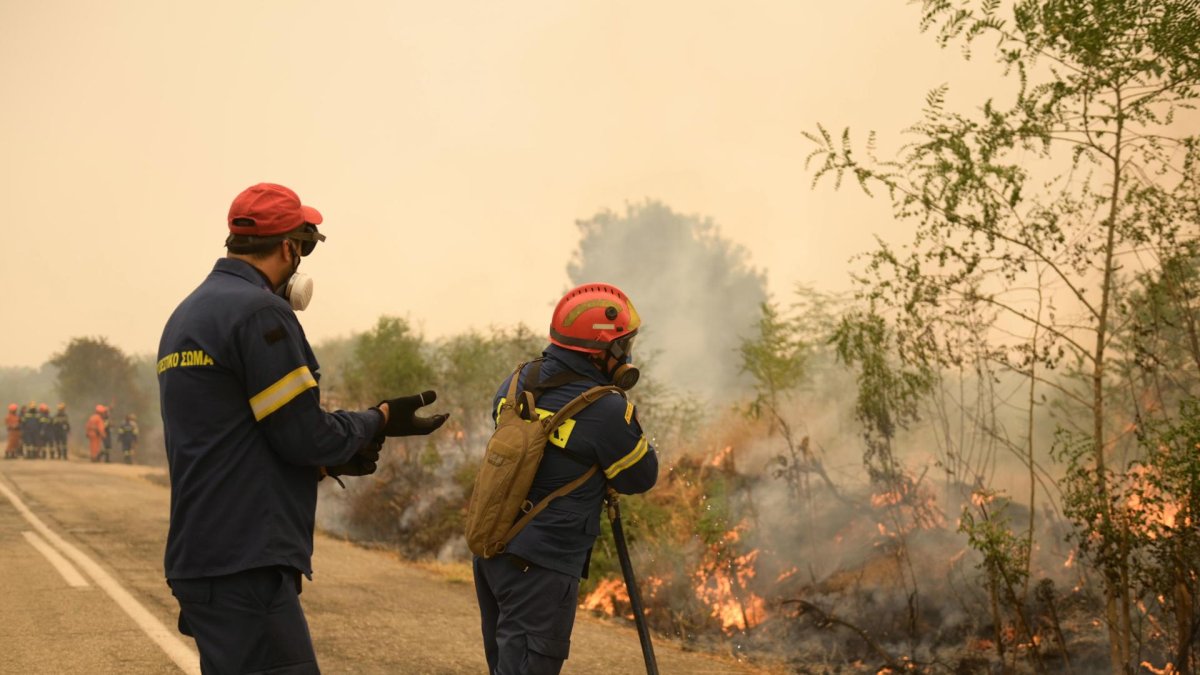 Los bomberos trabajan en un incendio en Giannouli, región de Evros, Grecia.
