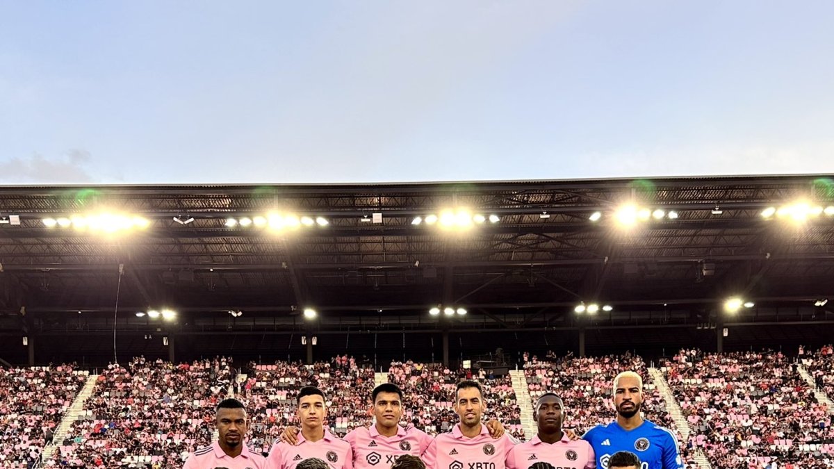 Arroyo (arriba a la derecha) arrancó de titular ante el Nashville.