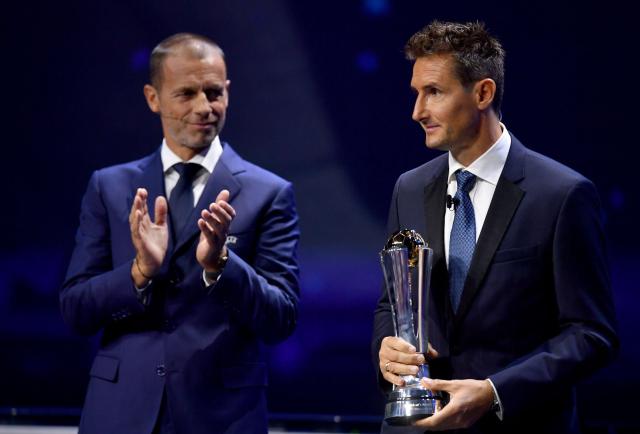 Miroslav Klose odbiera Nagrodę Prezydenta UEFA