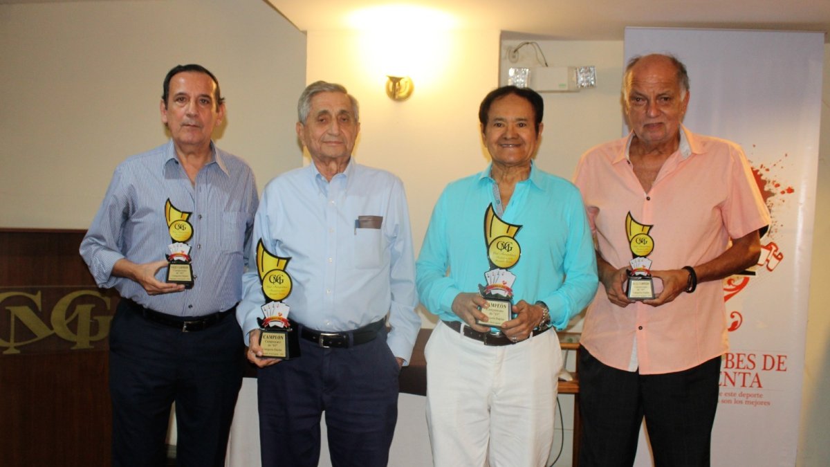 Jalil (c-i) y Rojas (c-d) reciben su galardón.