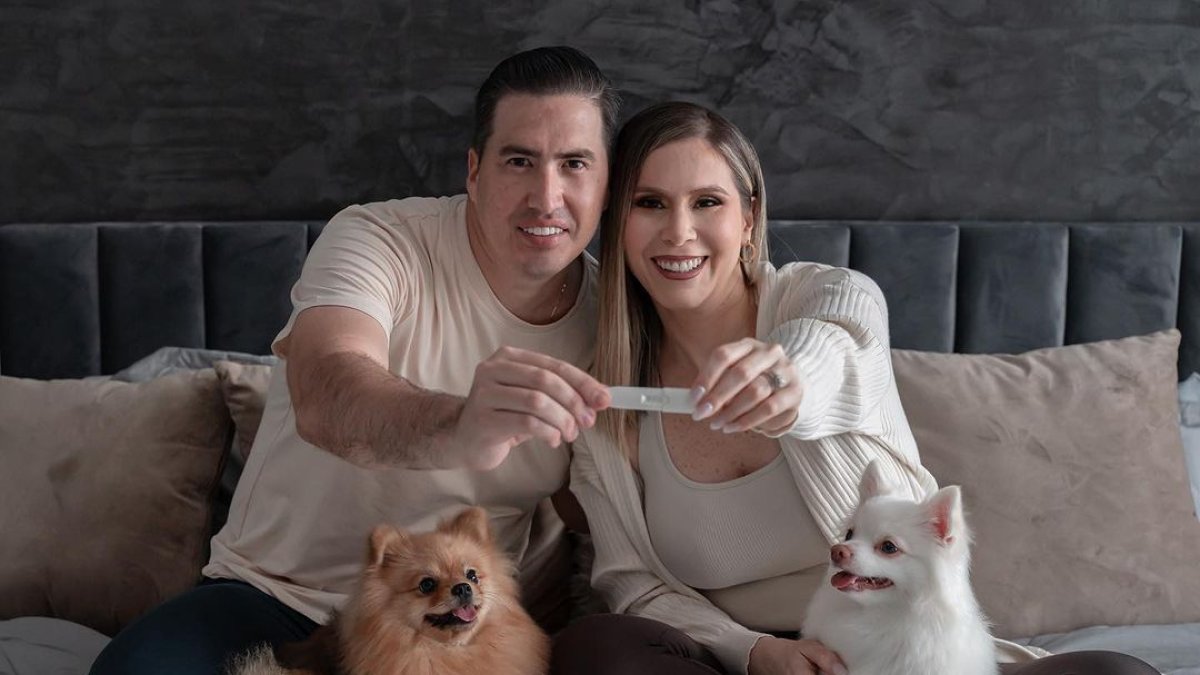 Gabriela Guzmán con su esposo y sus mascotas.