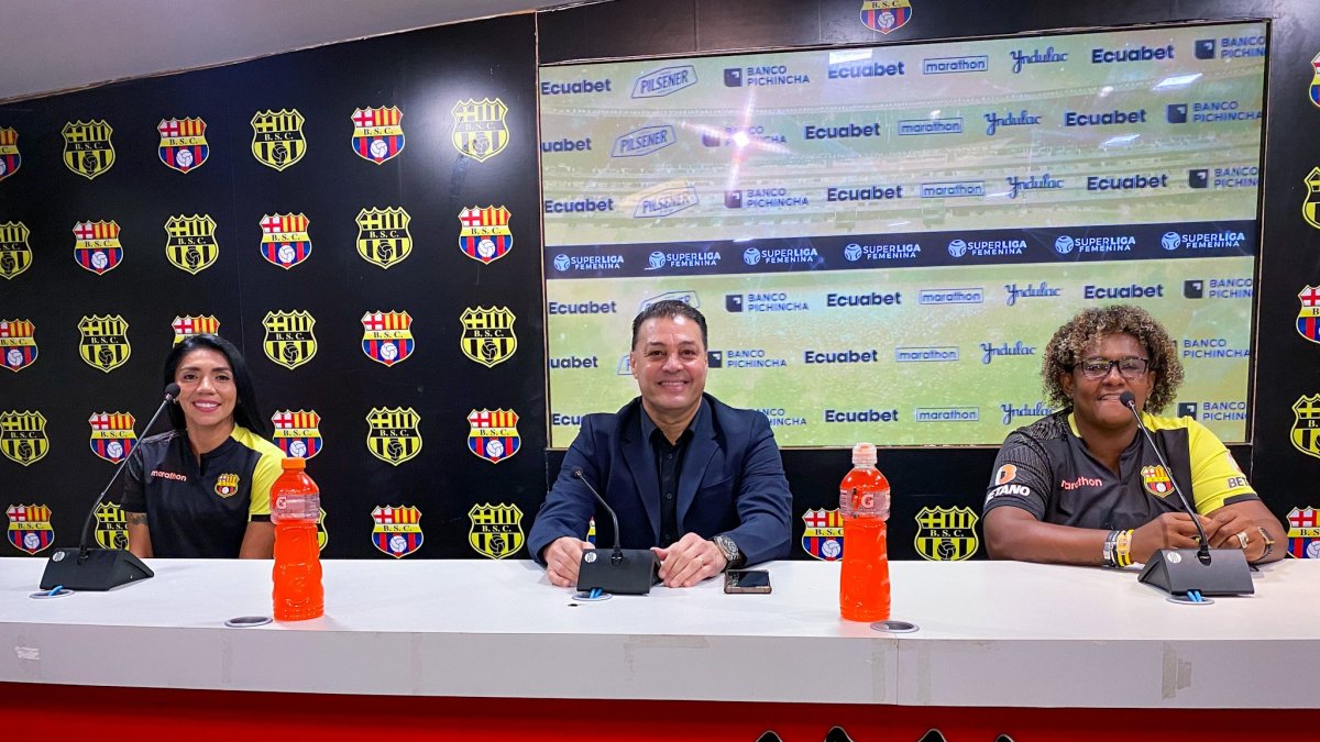 Madelen Riera (i), Carlos Alfaro Moreno y Wendy Villón, en la previa de la final.