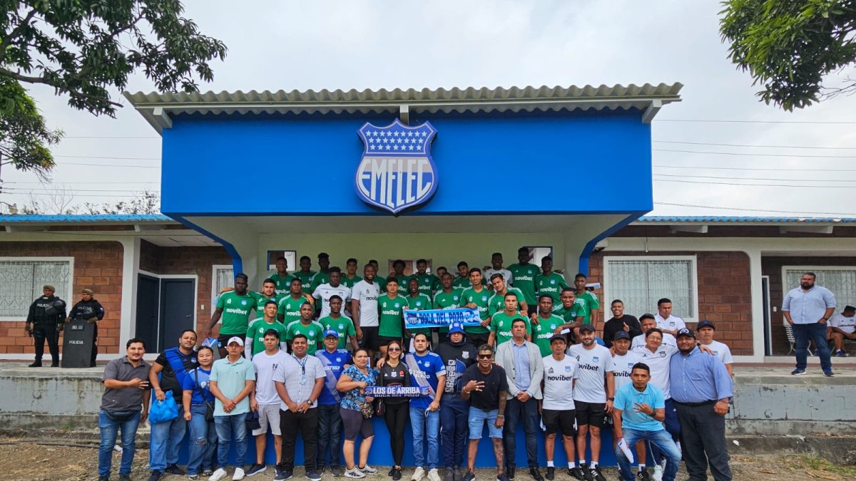 Un grupo de hinchas de Emelec se reunió el 30 de agosto con la plantilla principal del Bombillo, para pedir una pronta mejoría en la LigaPro.