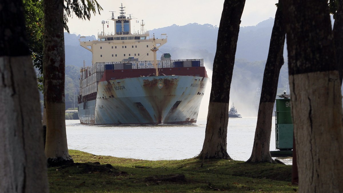 Panorama. Unos 130 buques, más del doble de lo que maneja el canal, esperan cruzar la vía, muchos de ellos graneleros y gaseros que no pudieron hacer una reserva.
