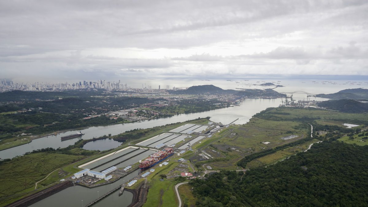 Referencial. VIsta del canal. 