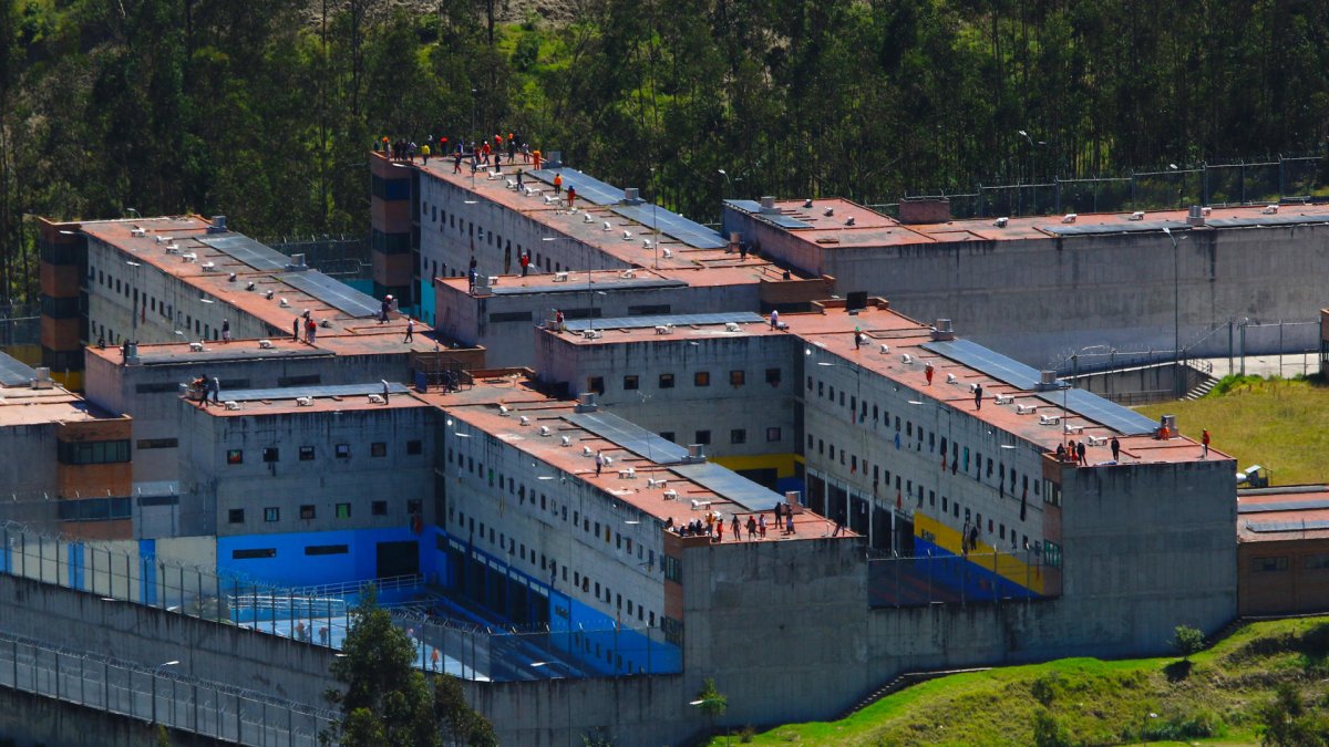Presos se tomaron los techos de la cárcel El Turi, en la ciudad de Cuenca (Ecuador), el 30 de agosto de 2023.