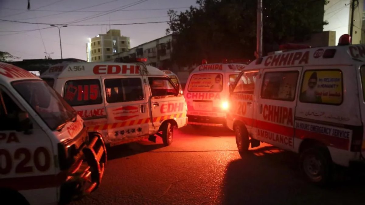 Ambulancias trasladan a víctimas tras un ataque.