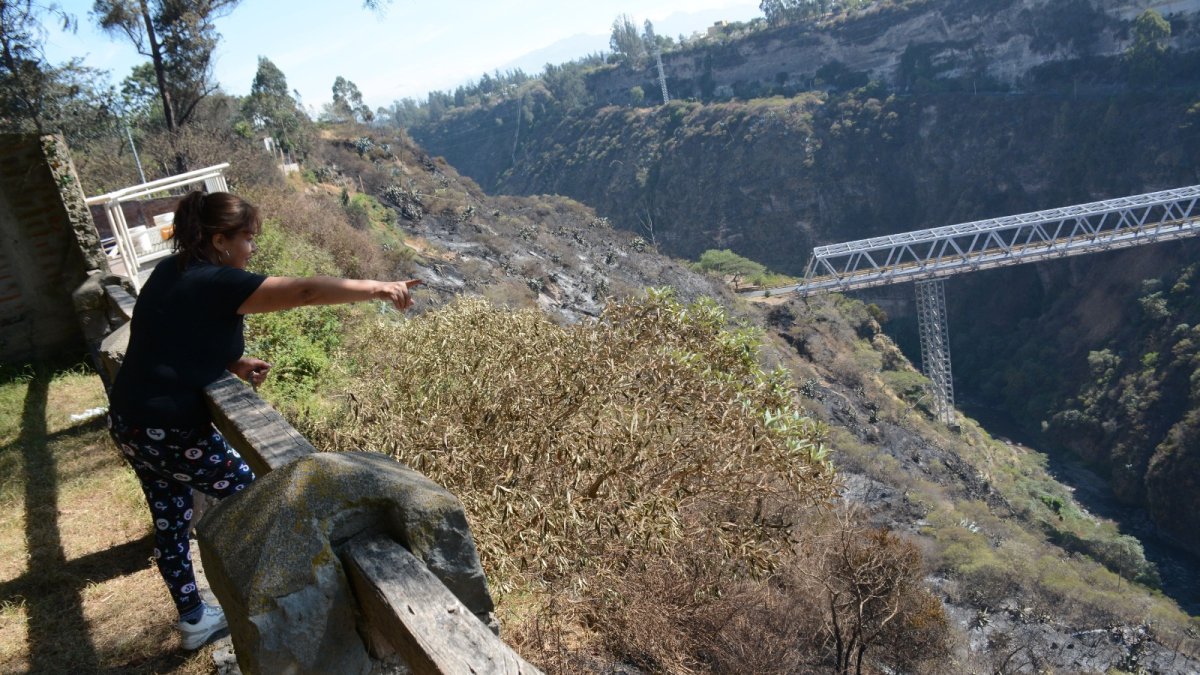 Chiche. Irene Ninahualpa señala lo cerca que las llamas estuvieron de llegar a su casa.