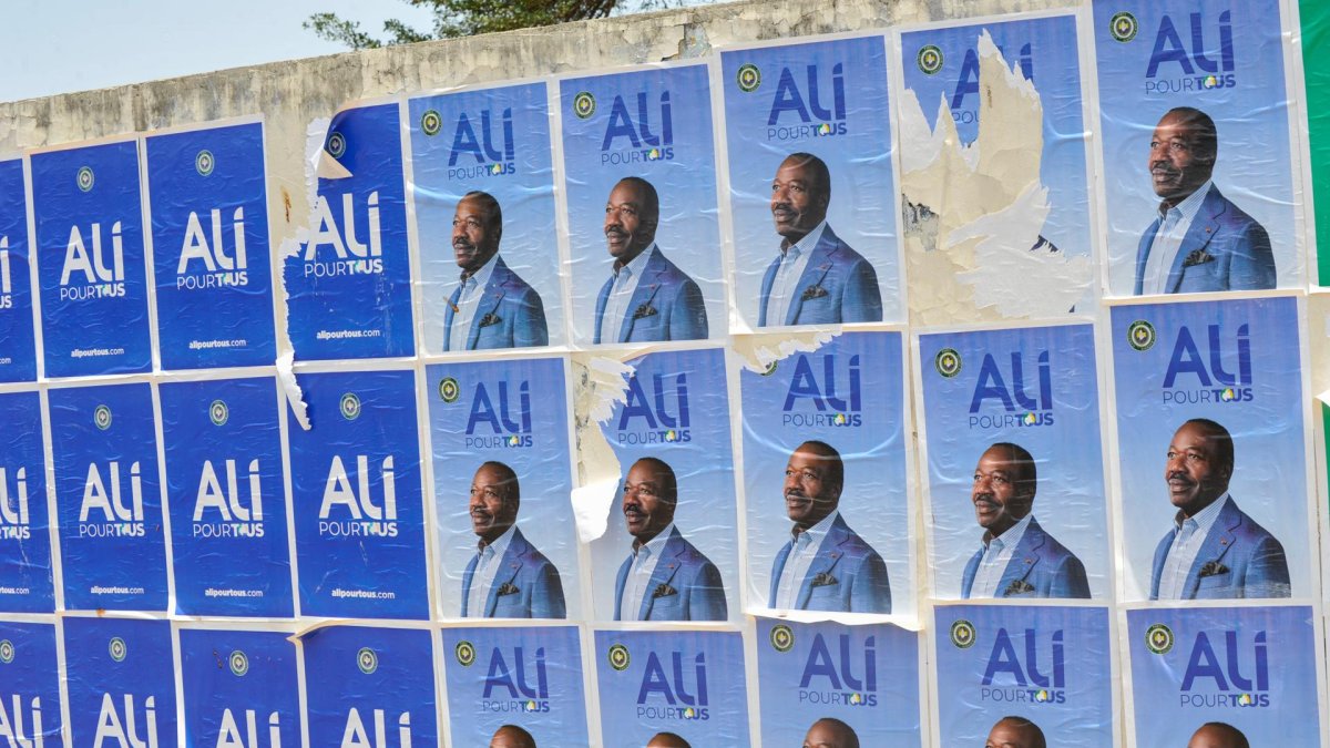 Afiches del presidente depuesto, Ali Bongo.