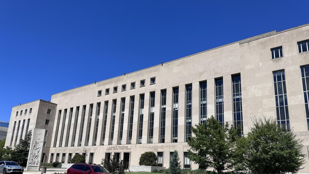 fachada del edificio E. Barrett Prettyman del Tribunal Federal, donde se celebró el juicio contra un cabecilla de los Proud Boys, en Washington.