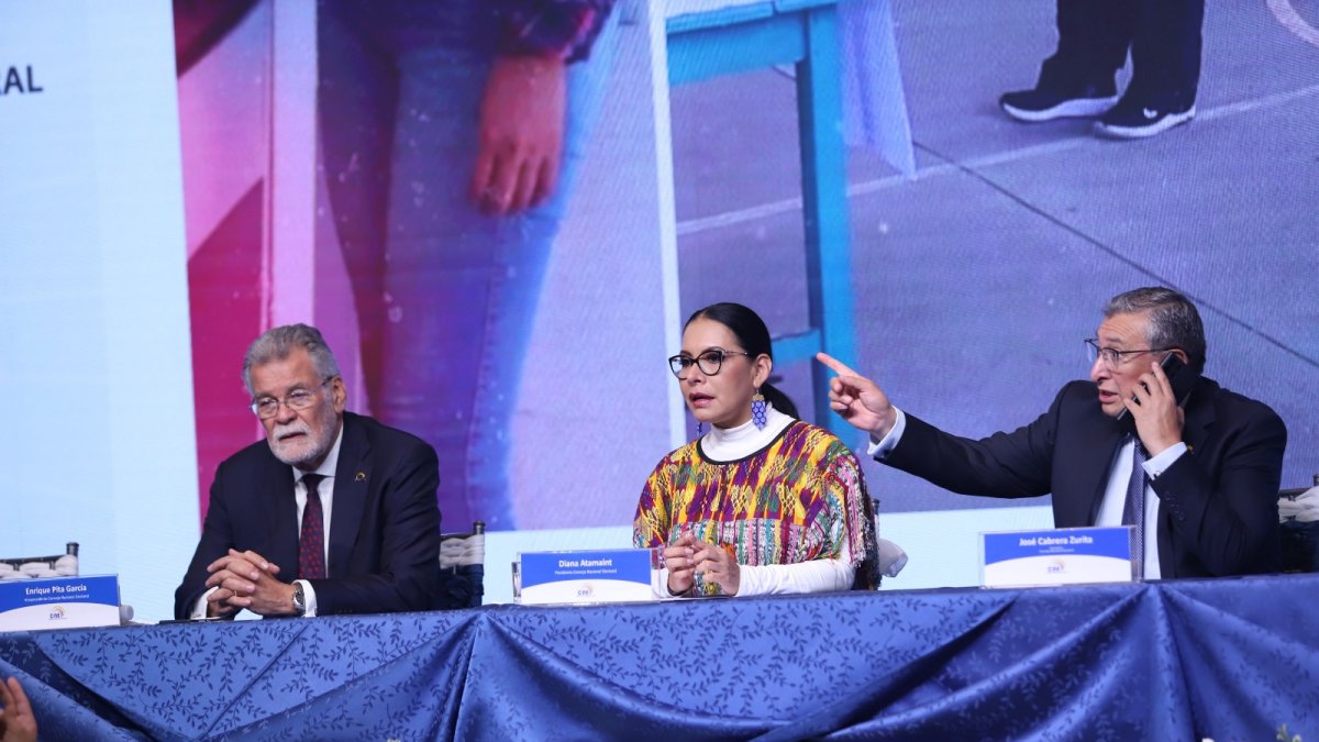 Rueda de prensa. El  20 de agosto, Diana Atamaint y los consejeros del CNE informaron de que su sistema de voto telemático había sido hackeado.