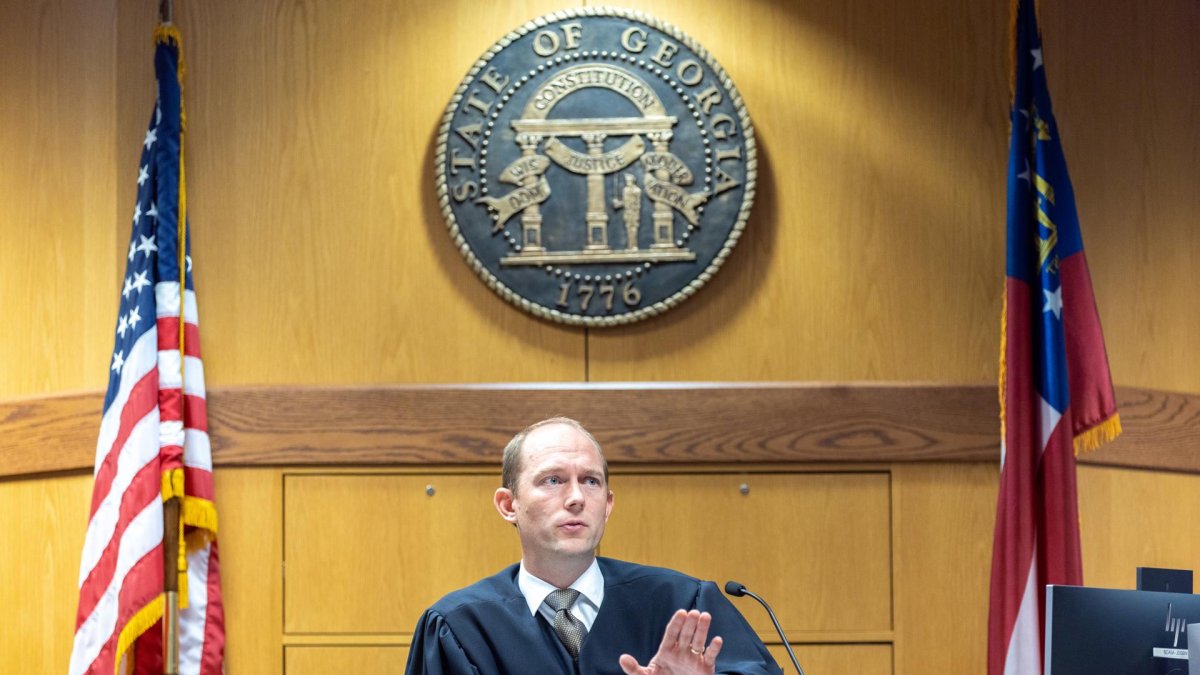 El juez Scott McAfee en la audiencia por interferencia electoral en Georgia contra Donald Trump.