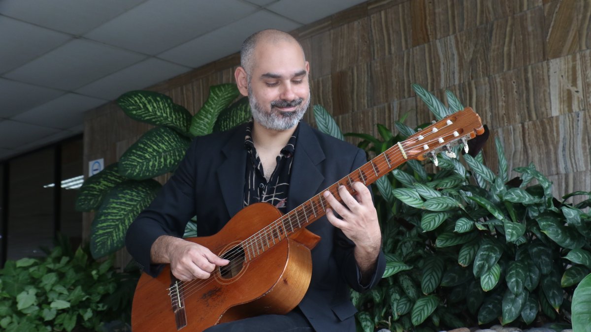 Juan Dahik estudió producción musical en Berklee (Boston)