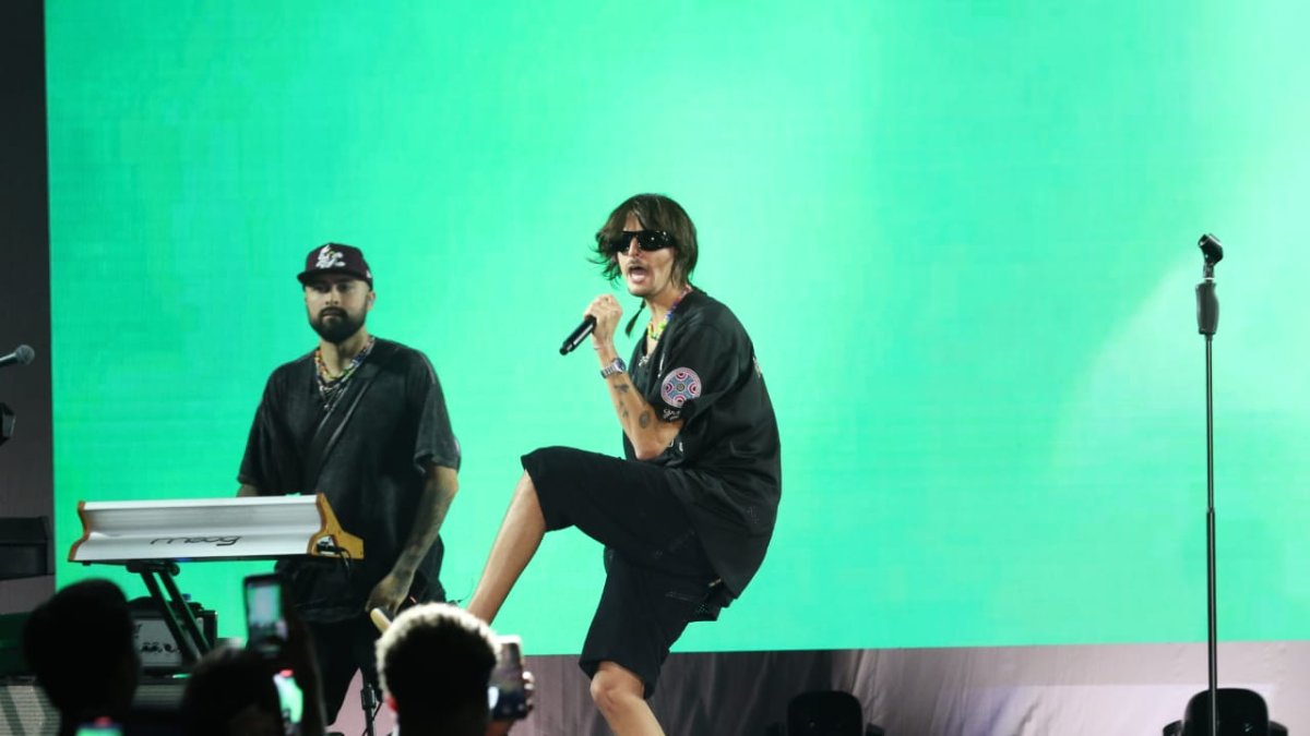 Sobre el escenario, el artista dio gracias a quienes asistieron por apoyarlo a él y a su carrera