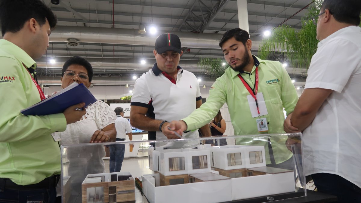 Feria. Los asesores explicaban a los visitantes las especificaciones y valores de las casas que les interesaron.