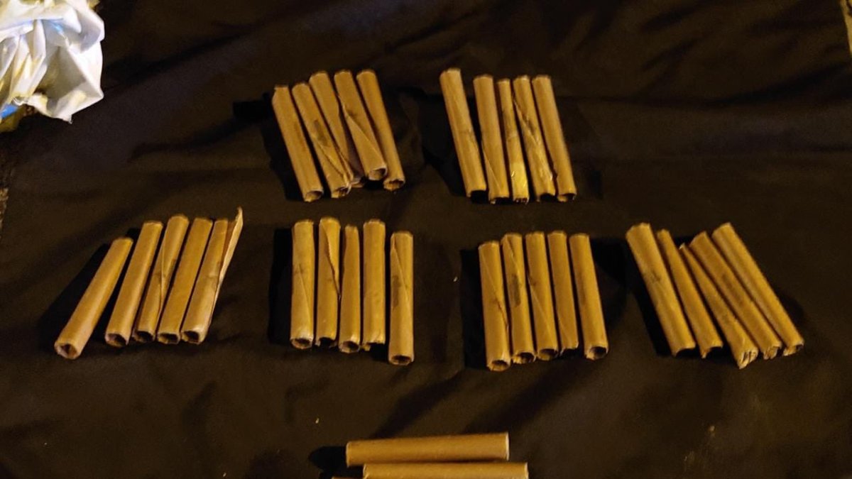 Tres ciudadanos que se transportaban en un taxi y pasaban por una carrereta en Napo fueron sorprendidos en un operativo de rutina.