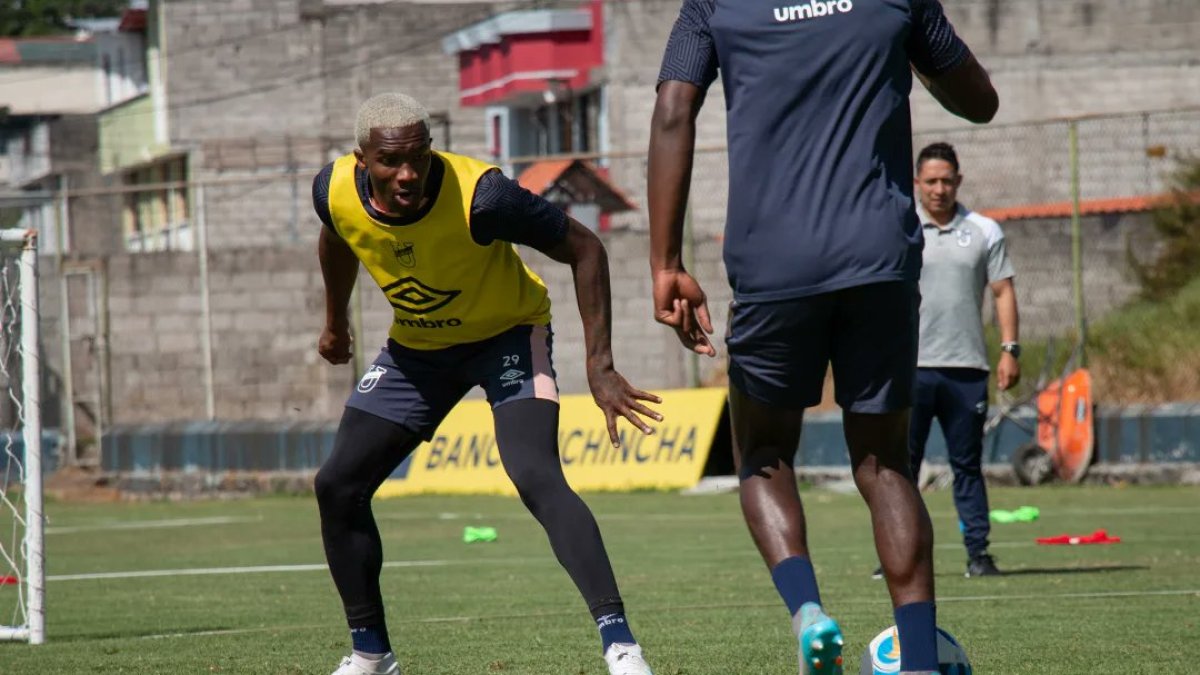 Gregori Anangonó (i) durante una práctica de la camaratta.