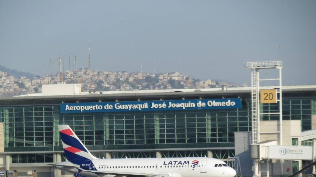 Tras un recorrido, Álvarez consideró que el actual aeropuerto de Guayaquil tiene muchas falencias.