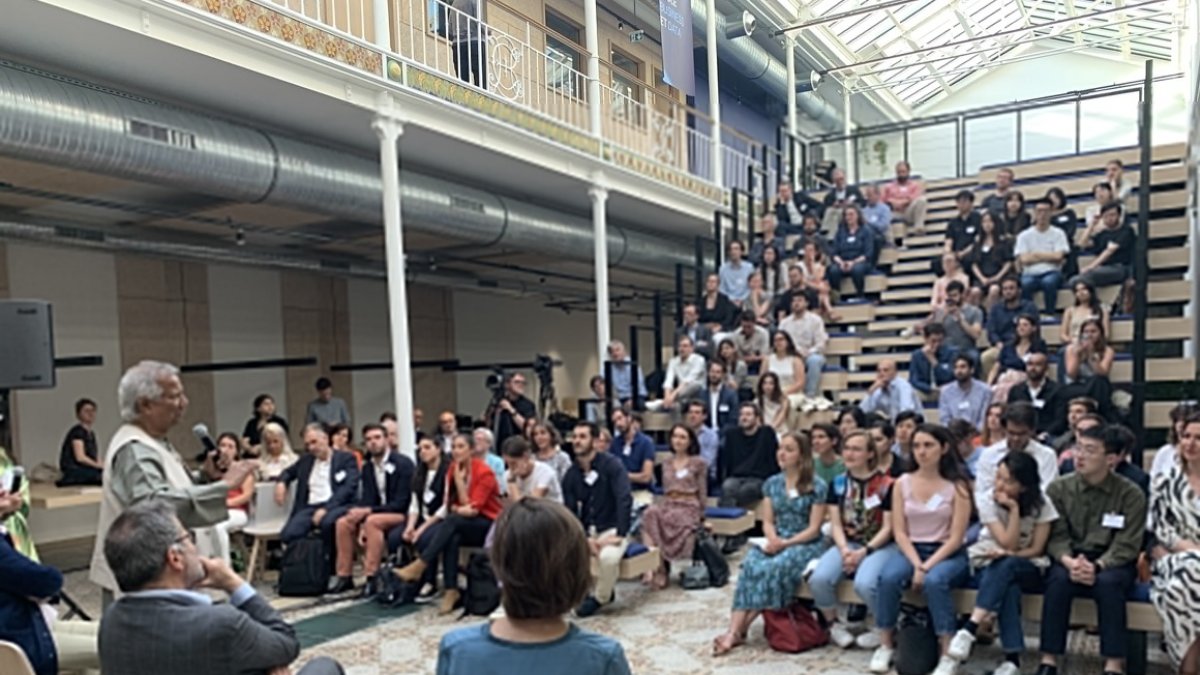 Mohammad Yunus, premio Nobel de la Paz, durante una de sus charlas.
