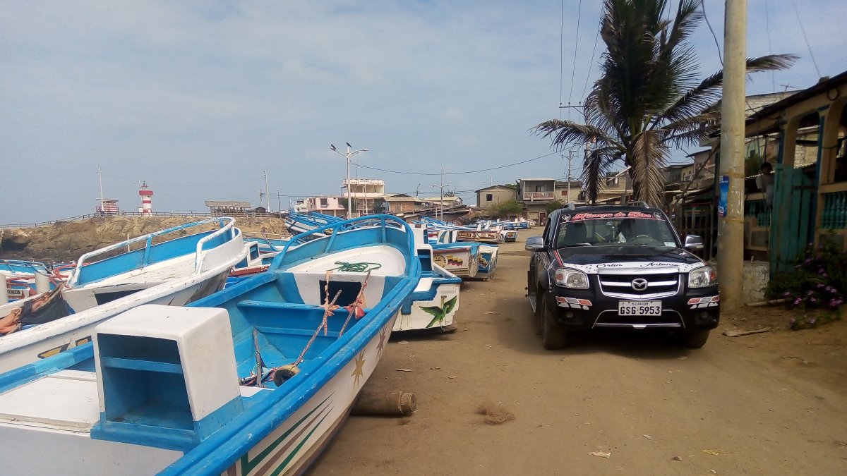 Varios pescadores colocaron sus embarcaciones al pie del Malecón.