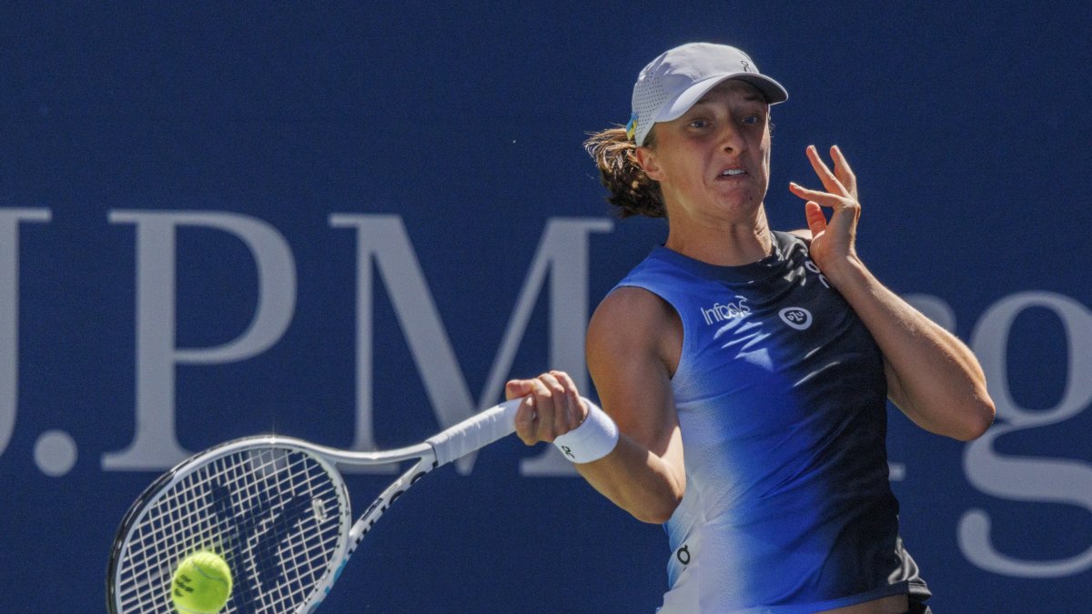 Iga Swiatek de Polonia devuelve el balón a Kaja Juvan de Eslovenia durante su tercera ronda en el Campeonato Abierto de Tenis de EE.UU..