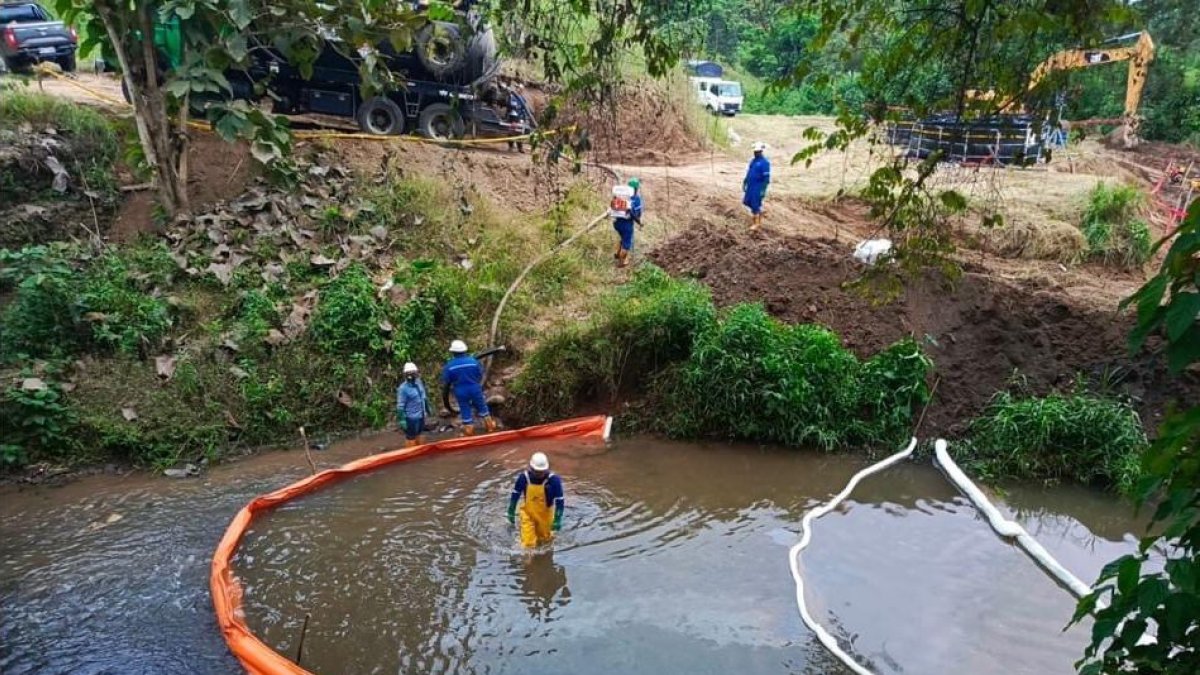 Técnicos de la empresa petrolera realizan tareas de contingencia en el estero El Congo.