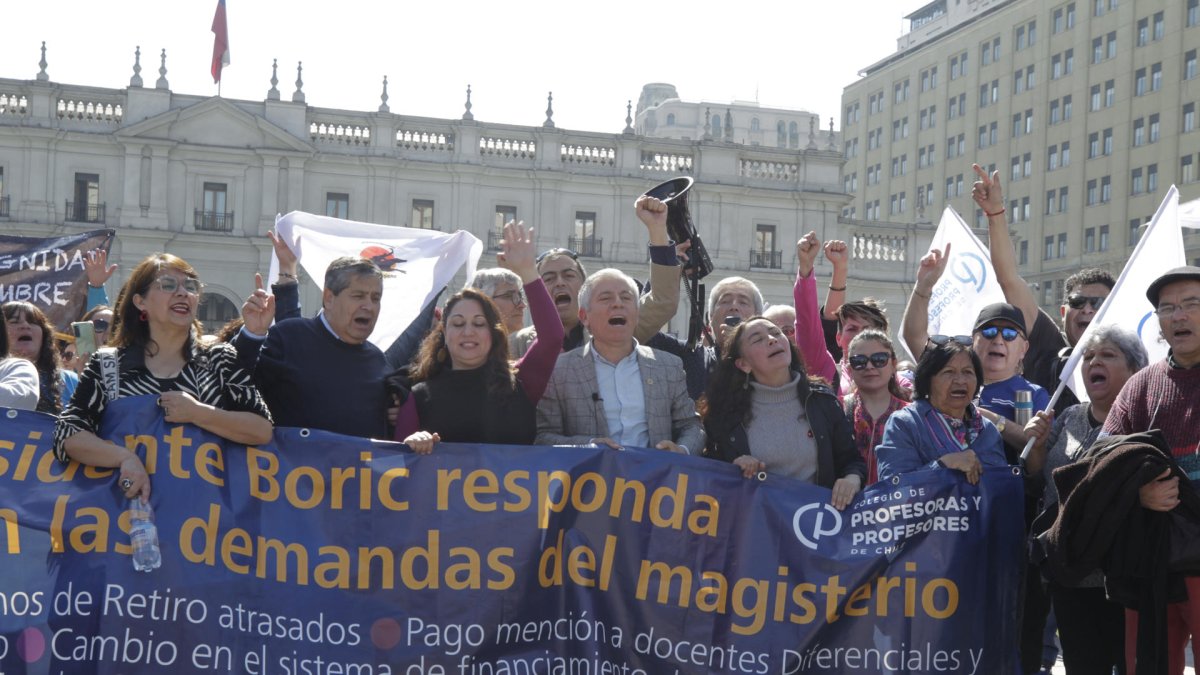 Decenas de profesores de la enseñanza secundaria pública se manifestaron en el centro de Santiago
