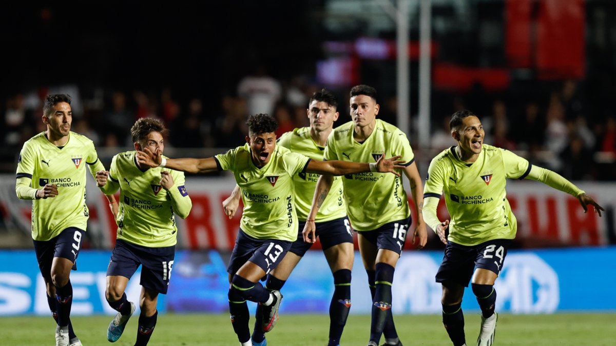 Jugadores de Liga celebran al ganar la serie de penaltis en el partido de los cuartos de final de la Copa Sudamericana ante Sao Paulo.