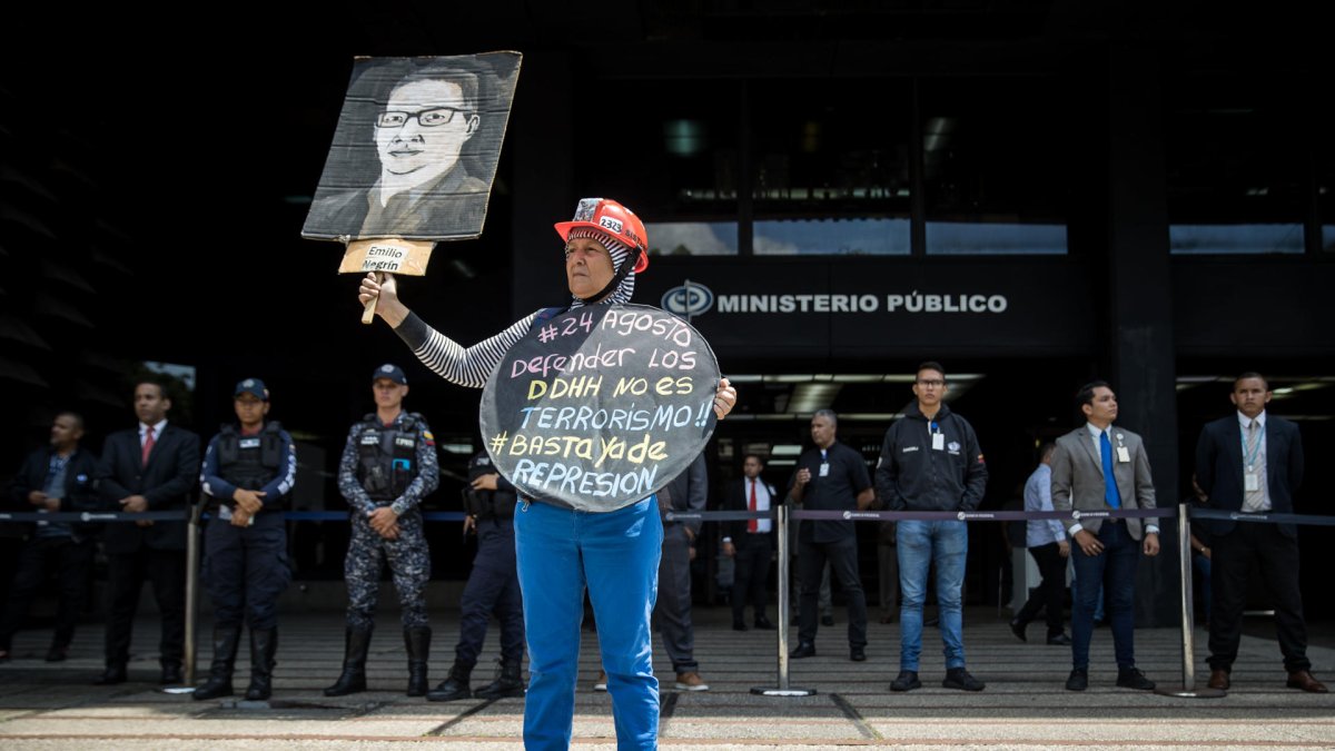 Personas protestan frente a la sede del Ministerio Público, el 24 de agosto de 2023 en Caracas.