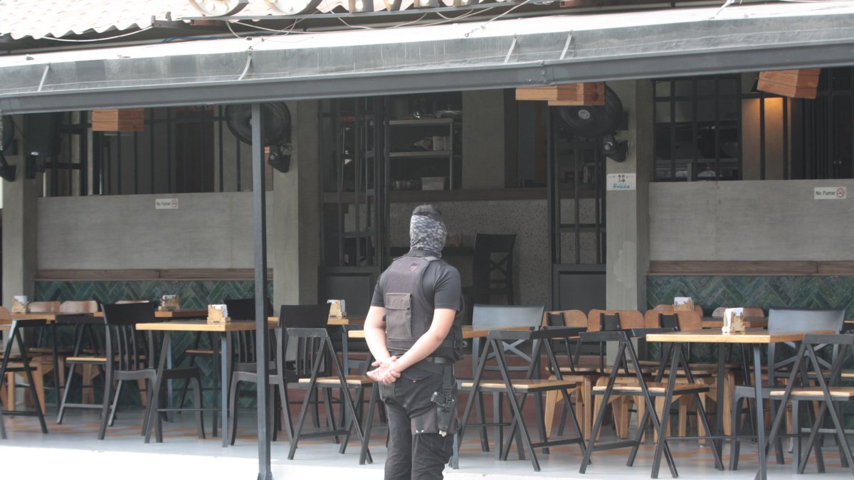 Urdesa. El guardia de la foto, como muchos otros, optó por tapar su rostro mientras vigilaba un local sin clientes, el 31 de agosto de 2023.