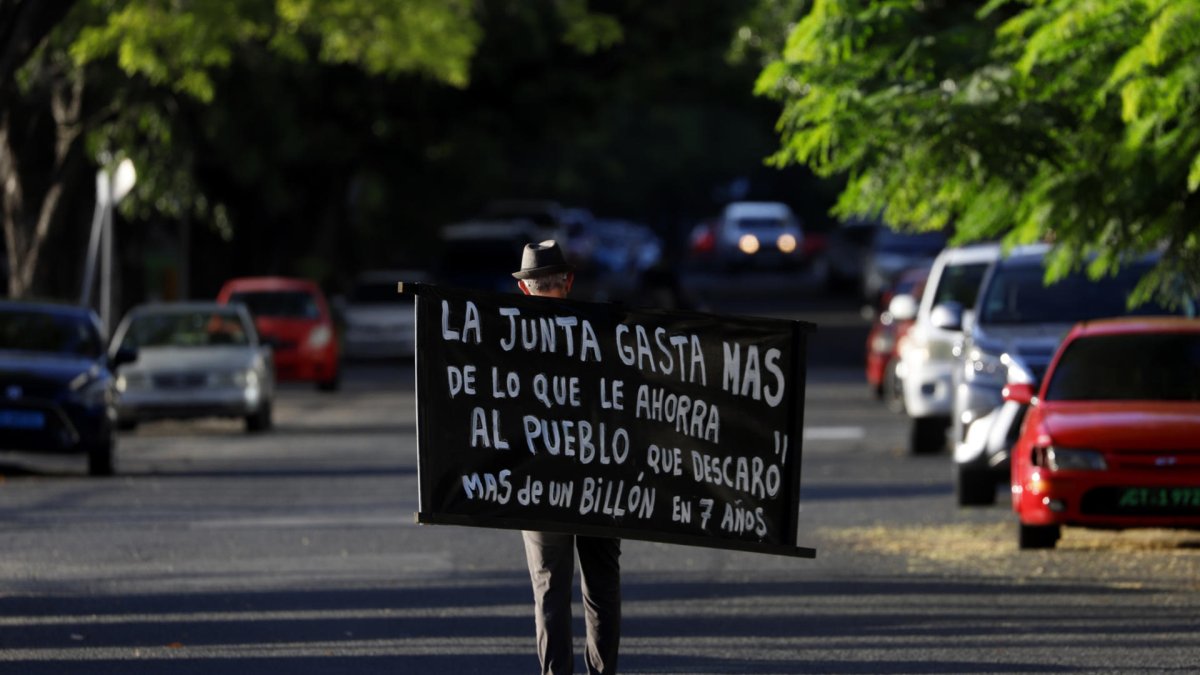 Personas participaron de una manifestación frente al Tribunal Federal, en San Juan.
