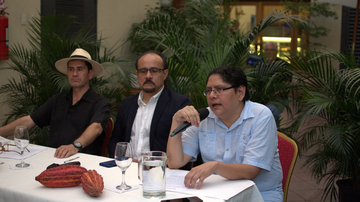 Presentación. El autor Wilman Ordóñez, aparece en el centro, durante el acto de lanzamiento de la obra.