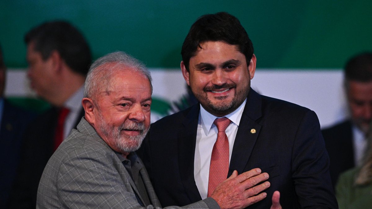 Foto de archivo del presidente de Brasil, Luiz Inácio Lula da Silva junto al ministro de Comunicaciones, Juscelino Filho.