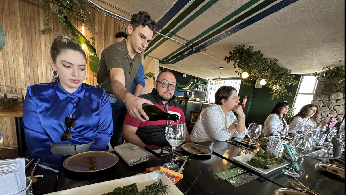 Degustación de chocolates y gastronomía con cannabis en Joint, en el norte de Quito.