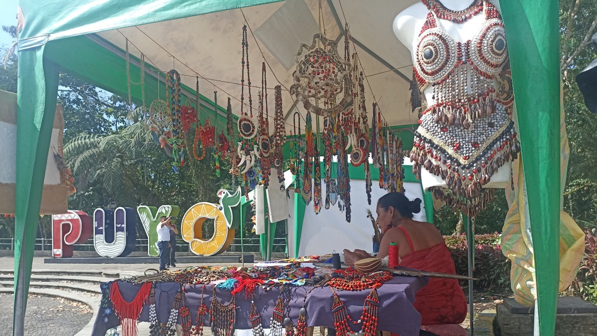 Exhibición. En los collares es donde más destacan los diseños y la creatividad las artesanas indígenas.