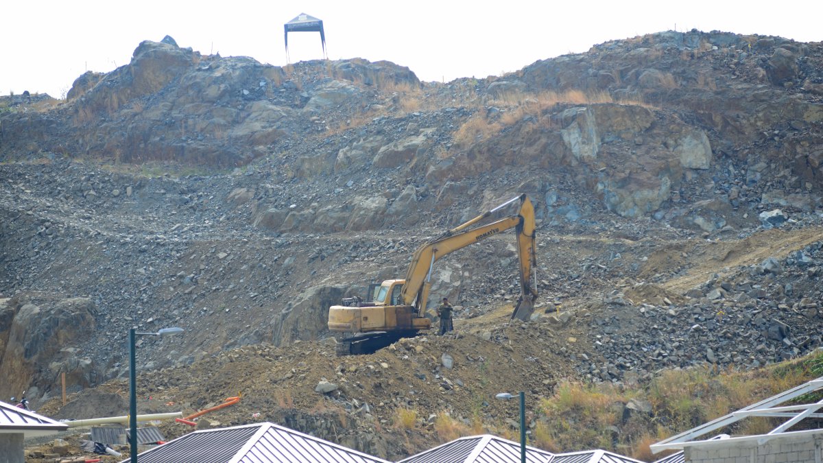 Situación. El polvo de las voladuras por la extracción de materiales pétreos llega hasta las residencias que están junto a estas canteras.