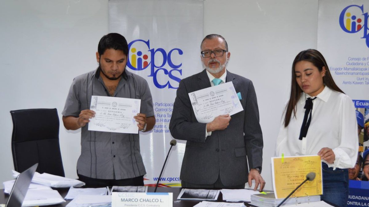 Trámite. La revisión del expediente íntegro del postulante se hizo de forma manual.