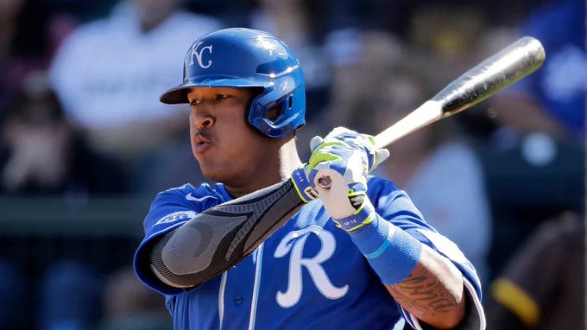 El venezolano concretó un par de jonrones en la victoria de Kansas City.