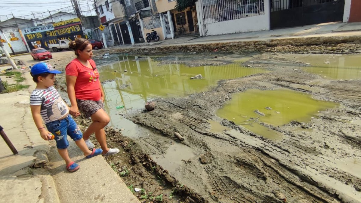 Lodo. Las aguas estancadas y pestilentes complican a    los moradores de las ciudadelas Chemise y Nueva Kennedy.