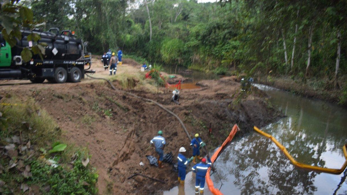 El combustible está siendo succionado con tanqueros y luego transportado a otro sitio.