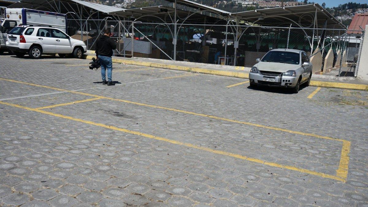 Atentado. En el parqueadero del mercado de Carapungo ocurrió una explosión la noche del viernes.