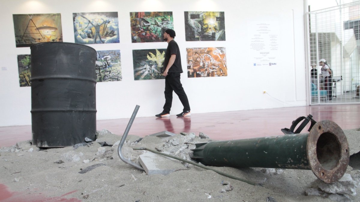 El autor. Narcis Alispahic camina entre algunos de sus cuadros y una instalación que son parte de su muestra.