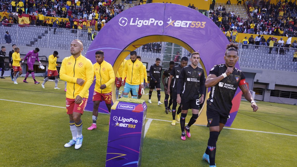 El actual campeón del fútbol ecuatoriano, Aucas (i), tiene entre sus patrocinadores a una casa de apuestas, la misma que incluso apoya directamente al torneo de fútbol.