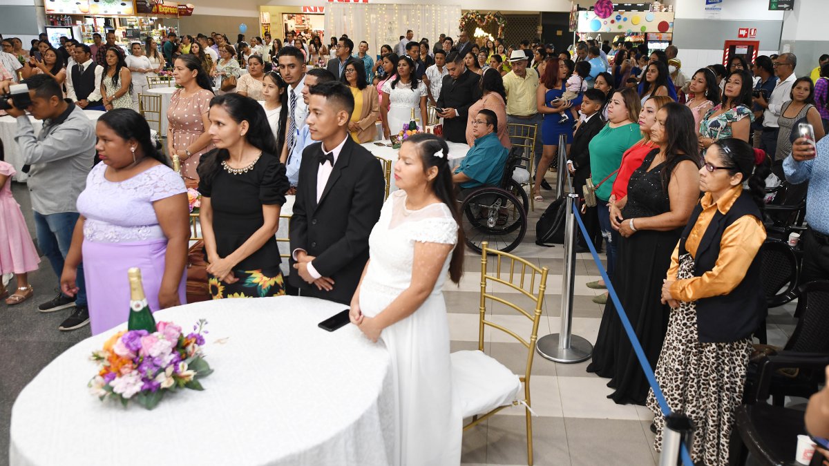 Ceremonia. Entre las parejas estuvo una con discapacidad auditiva.