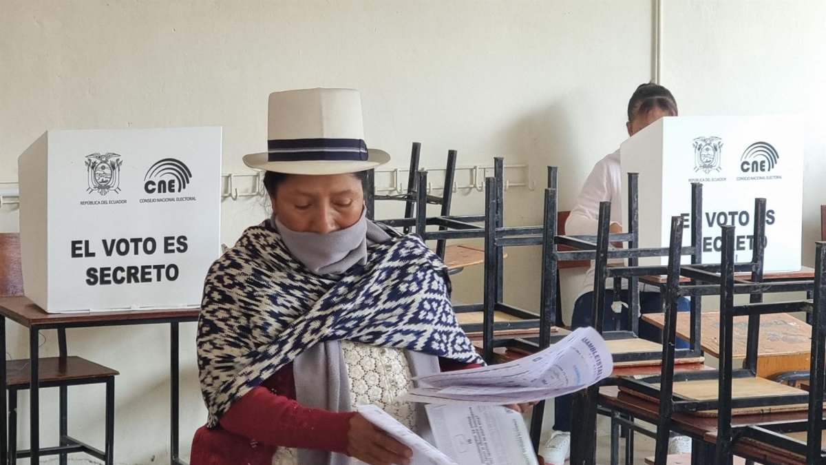 Una mujer vota durante la jornada de elecciones generales, hoy, en la población de Tarqui, en Cuenca (Ecuador).