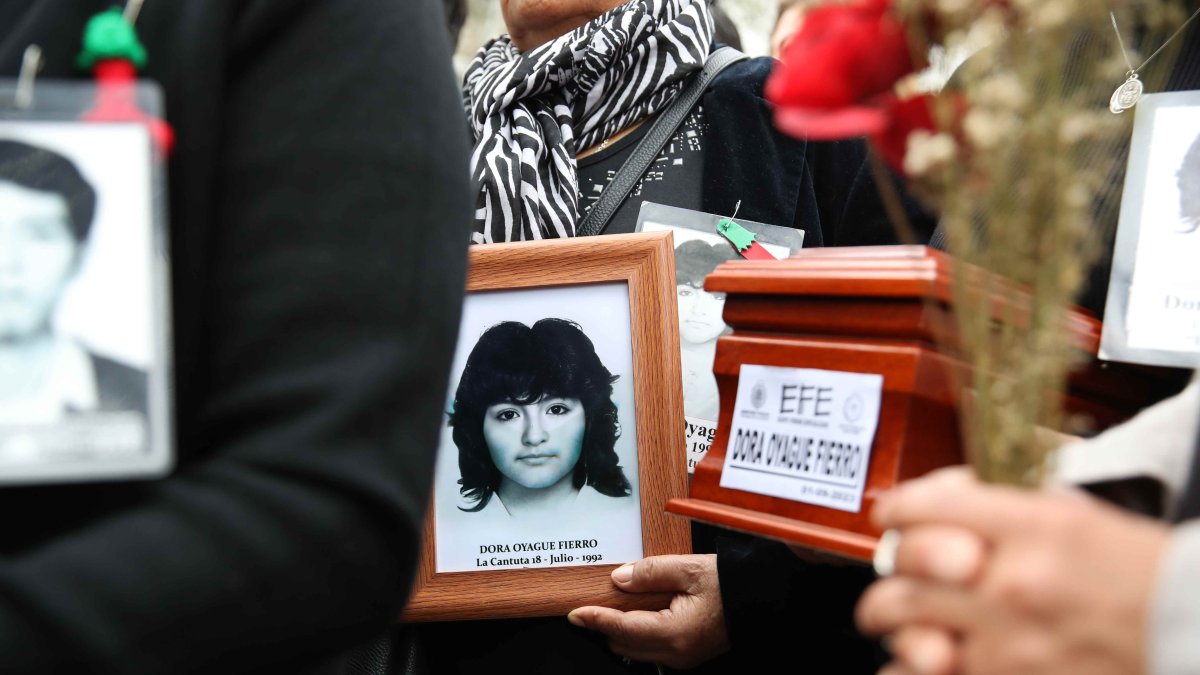 Sepultura. Familiares de víctimas llevaban sus retratos.