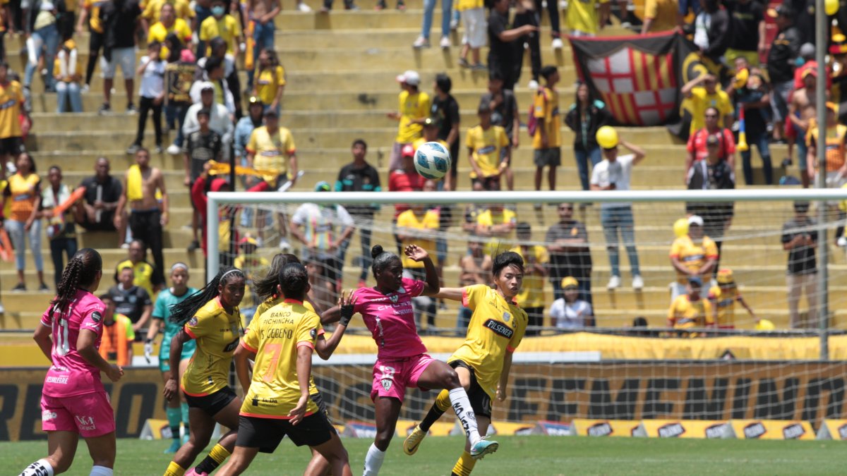 En un horario de horror por el clima, Barcelona y Dragonas empataron 0-0