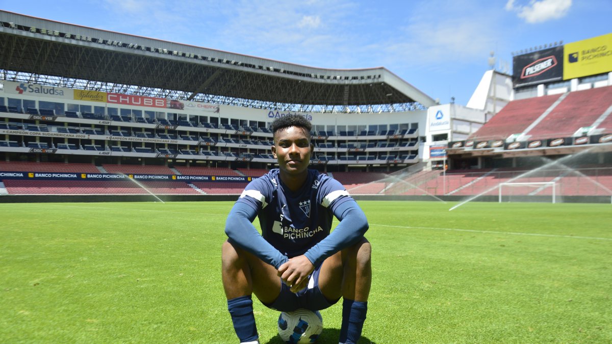 Óscar Zambrano en la cancha del estadio Rodrigo Paz Delgado, en la que soñó jugar cuando era niño, y donde ha demostrado sus grandes características.